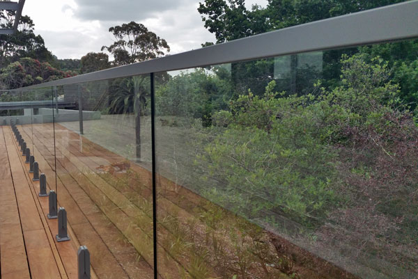 Edgetec-Mini-Post-frameless-balustrade-with-matching-interlinking-top-rail